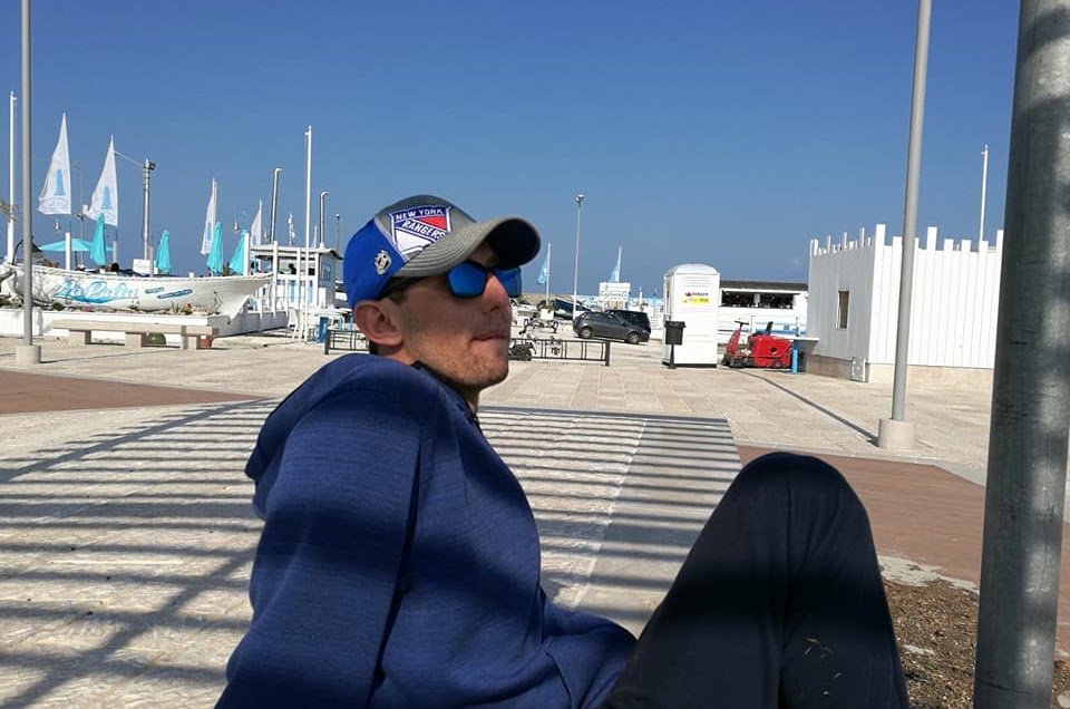 Federico seduto sul lungomare